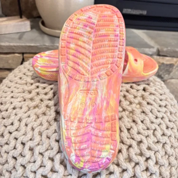 EUC Women’s Crocs Classic Peach Orange Marble Sandal Two Strap w/ Accent Sz 9 - Picture 6 of 11